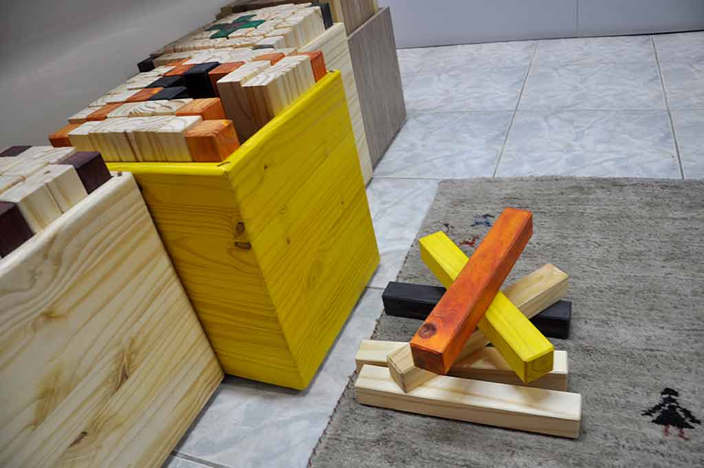 modulos de madeira preenchem a caixa de madeira da qual é feita o banco